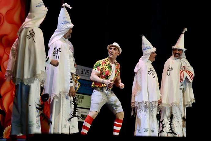 El cuarteto 'Ku Klux Klan Klan' gana el primer premio de su categoría en la final del COAC de Cádiz en el Gran Teatro Falla, a 28 de febrero de 2025 en Cádiz (Andalucía, España). Imagen de archivo.