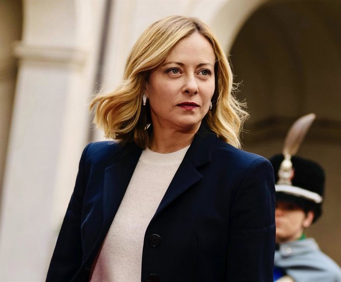 26 de fevereiro de 2025, Roma, Itália: Esta foto, divulgada pela Assessoria de Imprensa do Palácio Chigi, mostra a primeira-ministra italiana, Giorgia Meloni, e o presidente sueco, Ulf Kristersson, durante sua reunião no Palácio Chigi, Roma, Itália, em 26