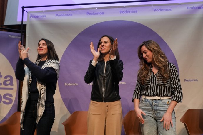 (I-D) La secretaria política de Podemos y eurodiputada, Irene Montero, la secretaria general de Podemos y diputada, Ione Belarra, y la coordinadora de Podem País Valencià y portavoz adjunta de Podemos, María Teresa Pérez, durante un encuentro de Podemos 