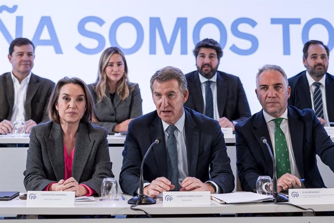 Archivo - La secretària general del PP, Cuca Gamarra; el president del PP, Alberto Núñez Feijóo, i el sotssecretari de Coordinació Autonòmica i Local del PP, Elías Bendodo