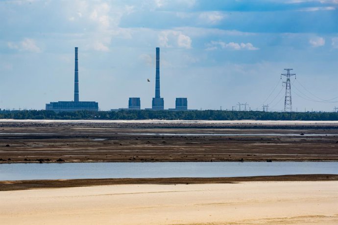 Archivo - Arquivo - 3 de julho de 2023, Zaporijia, região de Zaporizia, Ucrânia: A usina nuclear de Zaporizhia - Enerhodar vista da margem direita do rio Dnieper, perto de Nikopol, com o reservatório de Kakhovka em primeiro plano, que secou desde a destru