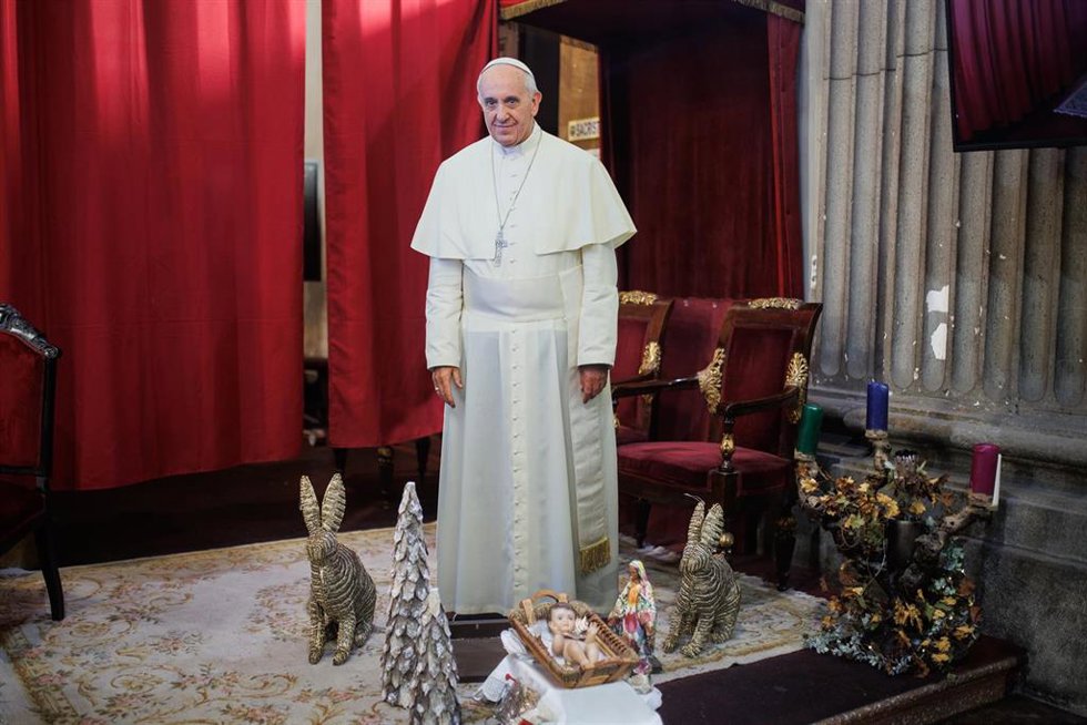 Archivo - Una réplica de cartón del Papa Francisco en la presentación del libro 'Os ruego en nombre de Dios', del Papa Francisco, en la Iglesia de San Antón, a 14 de diciembre de 2022, en Madrid (España). Al celebrar el décimo aniversario de su pontific
