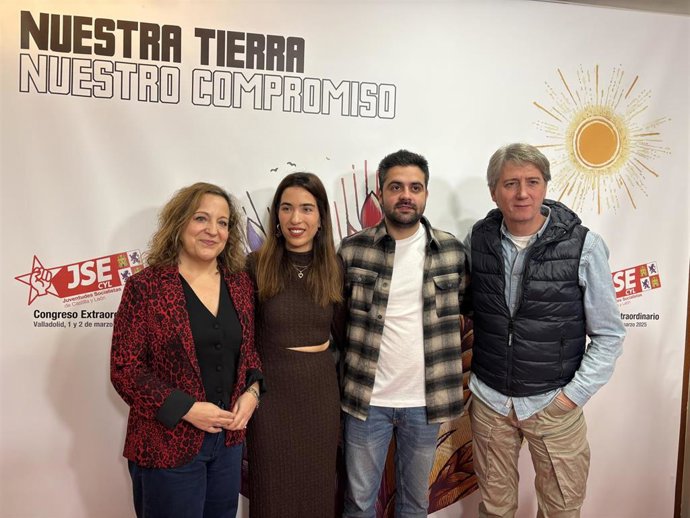 La presidenta del Grupo Parlamentario de Socialistas y Demócratas en el PSOE, Iratxe García, junto con el el secretario general de Juventudes Socialistas de CyL, Diego Vallejo y el secretario general del Partidos Socialista de CyL, Carlos Martínez