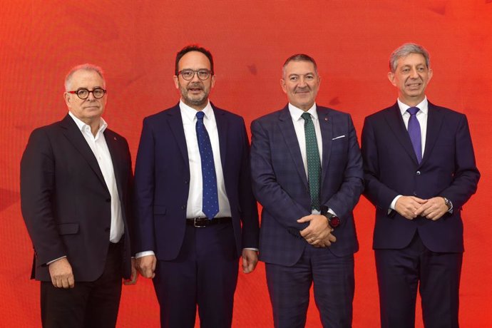 El tinent d'alcalde Jordi Valls, el secretari d'Estat Antonio Hernando, el conseller Miquel Sàmper i el ceo de MWCapital, Francesc Fajula