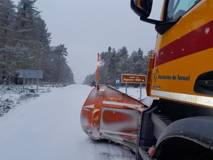 Una máquina de la DPT retira la nieve en el Puerto de Noguera.
