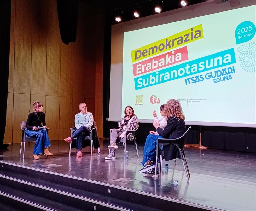 Coloquio organizado por la Fundación Alkartasuna en el marco del Itsas Gudari Eguna celebrado en Bermeo (Bizkaia)