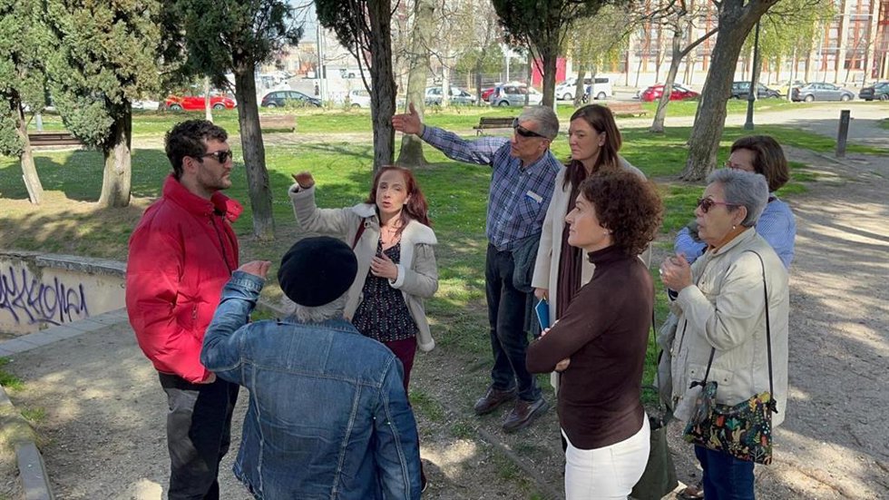 Visita de la concejala de Participación Ciudadana y Deportes, Mayte Martínez, al parque La Paz de Las Delicias en Valladolid