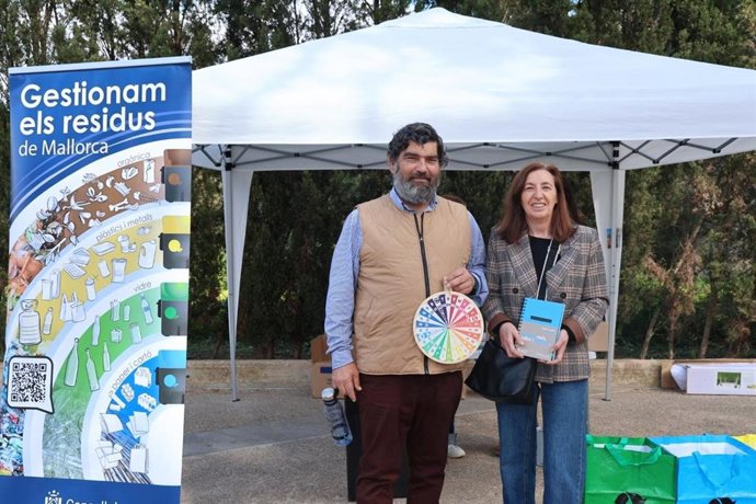 El vicepresidente segundo del Consell y conseller insular de Medio Ambiente, Medio Rural y Deportes, Pedro Bestard, acompañado de la directora insular de Residuos, Margalida Roig