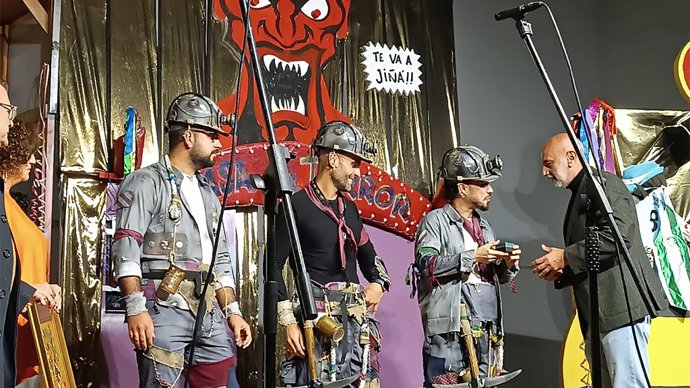 Nicolás Díaz Lián 'Nico' recibe la Púa de Oro de Canal Sur en Córdoba a la mejor guitarra de Punteo.