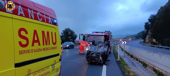 Dos heridos tras volcar su coche en la AP-7, en Tavernes de la Valldigna