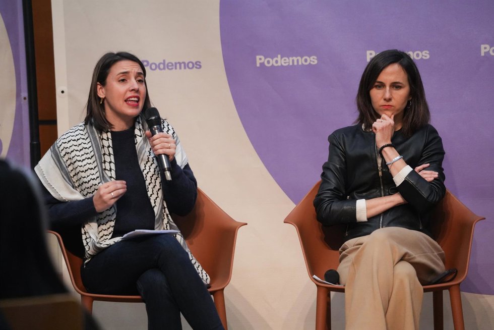 La secretaria política de Podemos y eurodiputada, Irene Montero (i), y la secretaria general de Podemos y diputada, Ione Belarra (d), durante un encuentro de Podemos con la militancia, en el Jardín Botánico, a 2 de marzo de 2024, en Valencia,