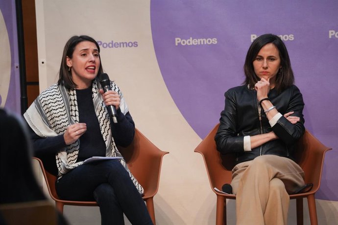 A secretária política do Podemos e deputada do Parlamento Europeu, Irene Montero (à esquerda), e a secretária geral do Podemos e deputada do Parlamento Europeu, Ione Belarra (à direita), durante uma reunião do Podemos com a militância, no Jardim Botânico,