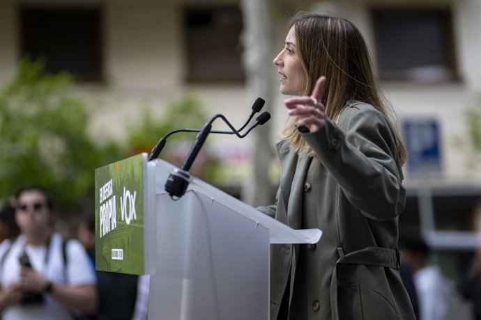 Archivo - Arquivo - A candidata número 6 da Vox para Barcelona, Júlia Calvet, durante um comício da VOX na praça Jardins d'Alfàbia, no bairro Nou Barris, em 7 de maio de 2024, em Barcelona, Catalunha (Espanha). Esse comício é um dos comícios realizados pe