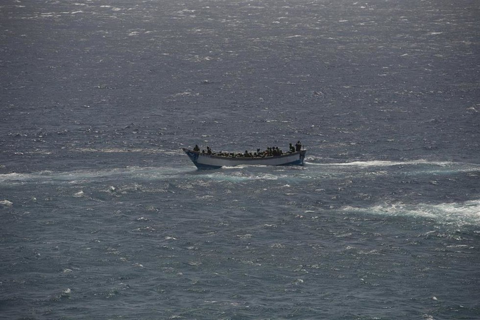Archivo - Un tercer cayuco a su llegada al puerto de La Restinga, a 22 de agosto de 2024, en El Hierro, Canarias (España). 