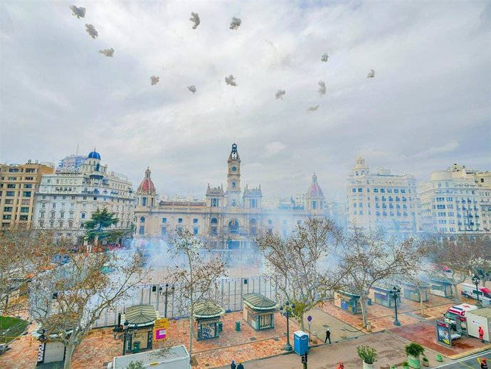 Pirotecnia Gironina hace vibrar la plaza con una mascletà "muy armónica" como "oda al pueblo valenciano"