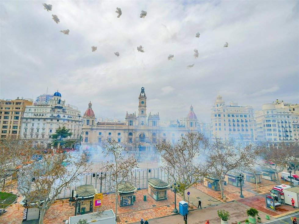 Pirotecnia Gironina hace vibrar la plaza con una masclet "muy armónica" como "oda al pueblo valenciano"