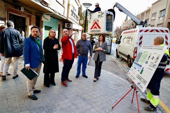 Imagen de la alcaldesa de Granada, Marifrán Carazo, en su visita a las obras de iluminación de la calle Ancha de Capuchinos.
