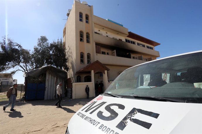 Archivo - Arquivo - 21 de fevereiro de 2024, Khanyunis, Faixa de Gaza, Território Palestino: Vista de um prédio danificado, pertencente à instituição de caridade médica Médicos Sem Fronteiras (MSF), após o ataque israelense em al-Mawasi, Khan Yunis, Gaza,