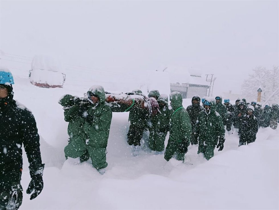 Rescate de empleados atrapados en una avalancha en Uttarakhand, en el norte de India