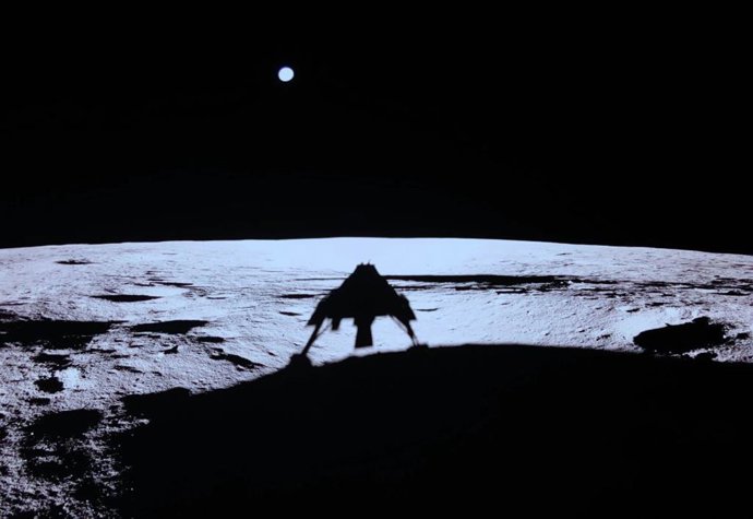 Imagem da sombra na superfície lunar do módulo de pouso Blue Ghost tirada com uma câmera a bordo.