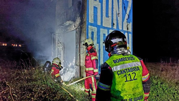 Bomberos extinguen un incendio en un cobertizo abandonado en Santoña