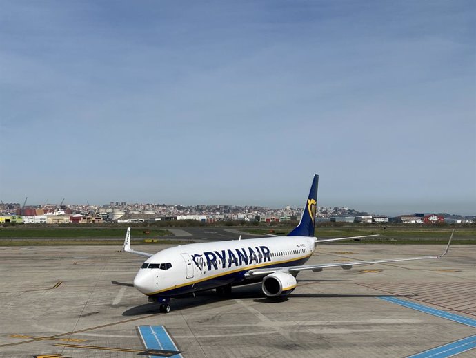 Archivo - Avión Ryanair en aeropuerto Seve Ballesteros de Santander.