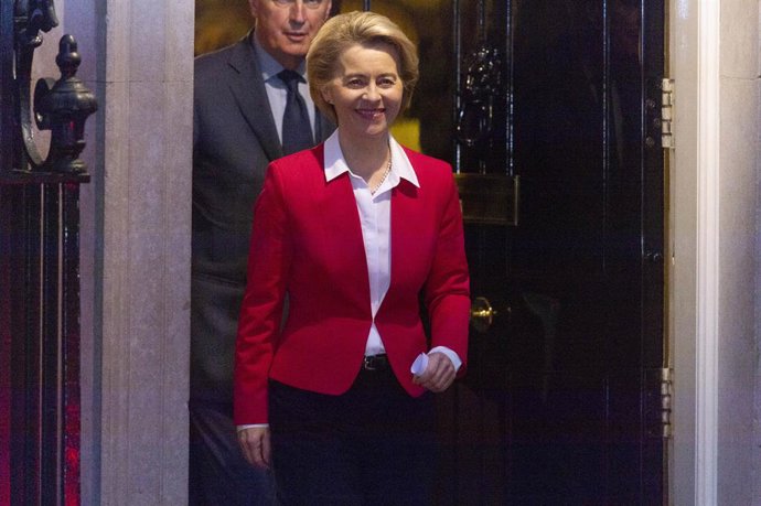 Archivo - LONDRES, 8 de janeiro de 2020 A presidente da Comissão Europeia, Ursula von der Leyen, deixa Downing Street após reunião com o primeiro-ministro britânico Boris Johnson em Londres, Grã-Bretanha, em 8 de janeiro de 2020. A União Europeia está pro