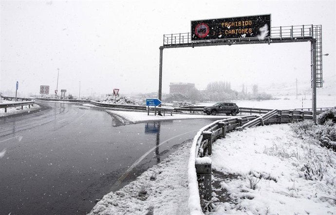 Archivo - Un vehículo circula por una autovía nevada en Burgos, Castilla y León (España).