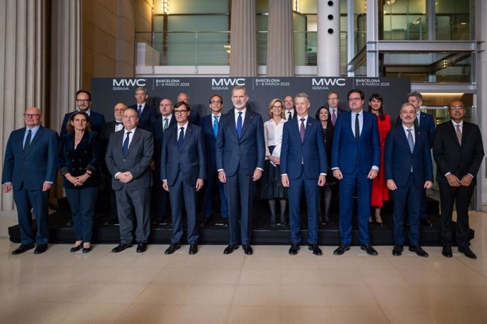 Foto de familia de las autoridades de la cena oficial del MWC 2025.