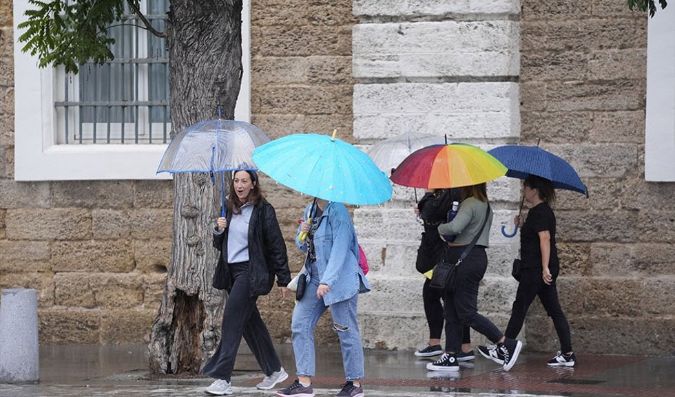 Archivo - Imagen de archivo de varias personas con paraguas se refugian de la lluvia.