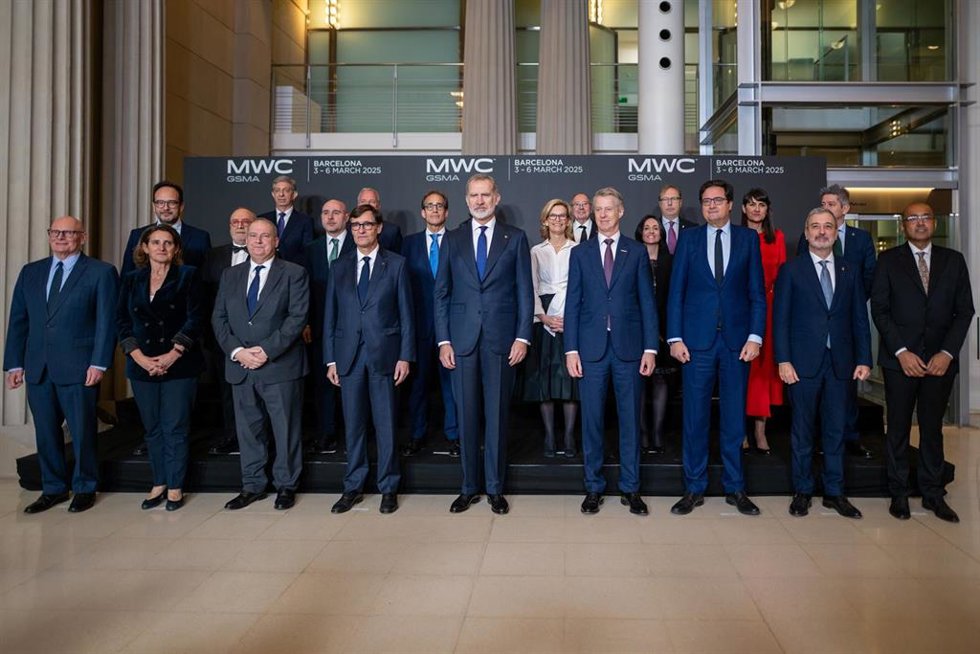 Foto de familia antes de la cena oficial del MWC (Mobile World Congress) 2025, en el Museo Nacional d'Art de Catalunya, a 2 de marzo de 2025, en Barcelona, Catalunya (España). El MWC (Mobile World Congress) Barcelona 2025 se celebra entre el 3 y el 6 de