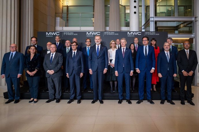 Foto de família abans del sopar oficial de l'MWC (Mobile World Congress) 2025, en el Museu Nacional d'Art de Catalunya, a 2 de març de 2025, a Barcelona, Catalunya (Espanya). L'MWC (Mobile World Congress) Barcelona 2025 se celebra entre el 3 i el 6 de m