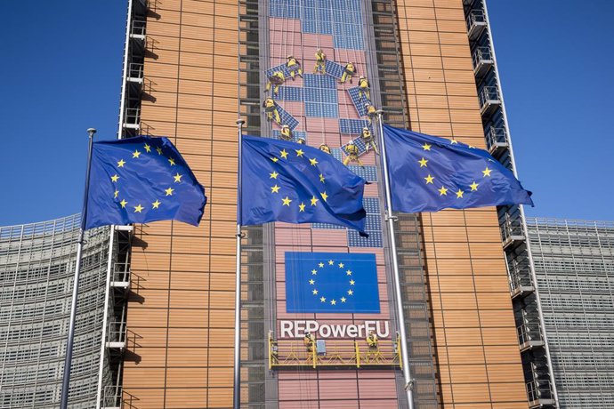 Archivo - Arquivo - Bandeiras da UE na sede da Comissão Europeia em Bruxelas