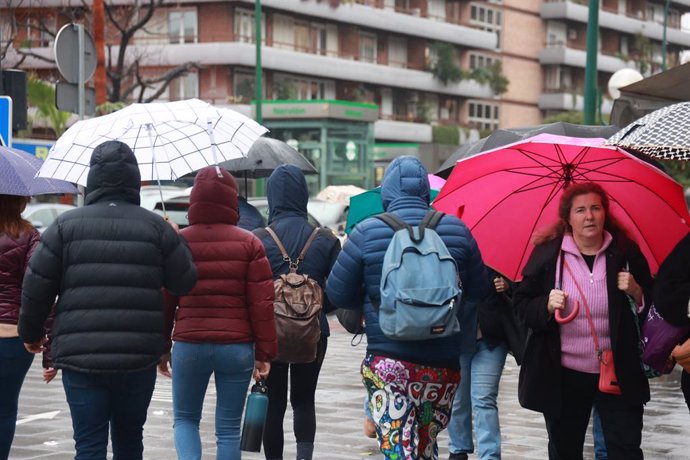 Archivo - Personas sufren la llegada de La Borrasca "Herminia". A 27 de enero de 2025 en Sevilla, Andalucía (España). La borrasca 'Herminia' ha llegado a Andalucía, intensificando las precipitaciones en gran parte de la región. Este fenómeno meteorológico