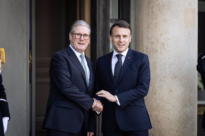 17 de fevereiro de 2025, Paris, França: O presidente francês Emmanuel Macron (à direita) dá as boas-vindas a Keir Starmer (à esquerda), primeiro-ministro britânico, antes de uma reunião informal com líderes europeus no Palácio do Eliseu. O presidente fran