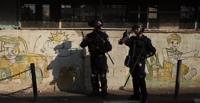 Archivo - December 17, 2018 - Tulkarem, West Bank, Palestinian Territory - Israeli soldiers take position as an excavator destroys the house of Palestinian man Ashraf Naalwa in the village of Shuwaykah, near the West Bank city of Tulkarem, on December 17,