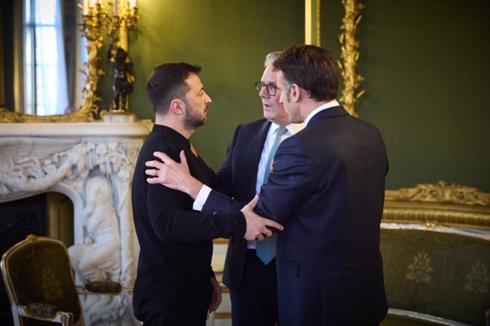 O primeiro-ministro do Reino Unido, Keir Starmer, com os presidentes da Ucrânia e da França, Volodimir Zelenski e Emmanuel Macron, respectivamente.