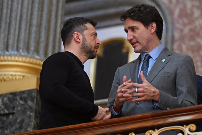 O presidente ucraniano Volodimir Zelenski fala com o primeiro-ministro canadense Justin Trudeau em Londres.