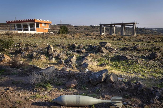 Archivo - Granadas de mortero rusas M-240 abandonadas al borde de una carretera en la autopista entre Latakia y Damasco, Siria