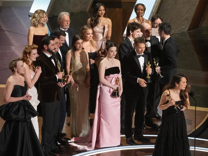 Samantha Quan accepts the Oscar for Best Picture along side Mikey Madison, Mark Eydelshteyn, Sean Baker and Yuriy Borisov during the live ABC Telecast of the at the 97th Oscars at the Dolby Theatre