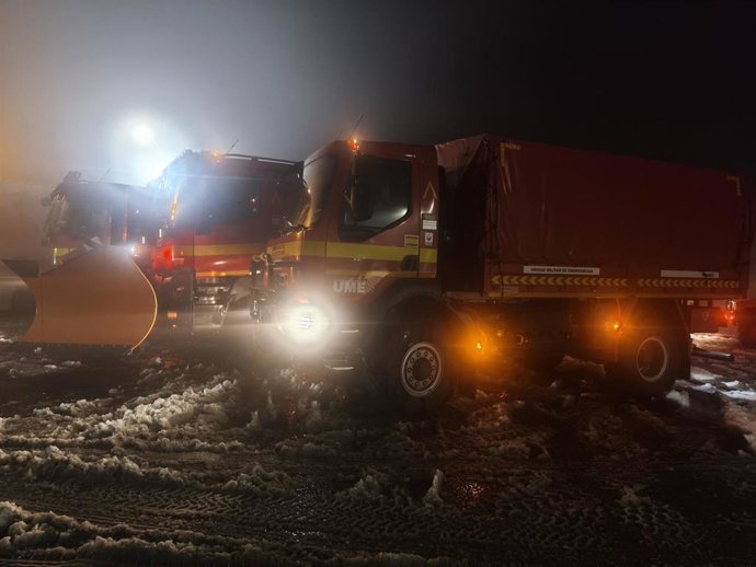 Dos camiones multifunción y un quitanieves de la UME.