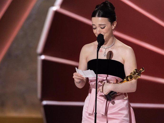 Mikey Madison accepts the Oscar for Actress in a Leading Role