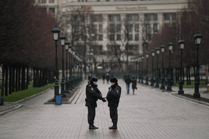 Archivo - Policías con mascarilla en Moscú (archivo)