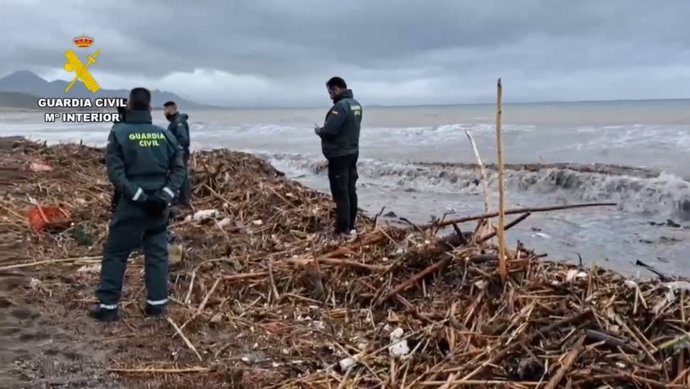 Agentes de la Guardia Civil inspenccionan la orilla en la que se ha hallado el cadáver del hombre arrastrado por la lluvia en Lorca.