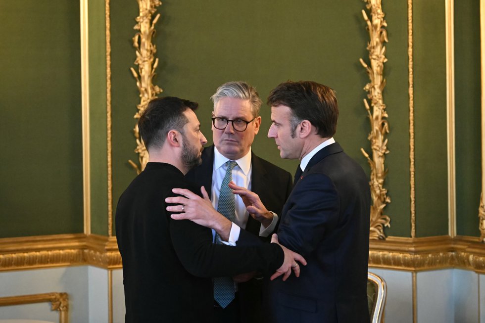 02 March 2025, United Kingdom, London: (R-L) French President Emmanuel Macron, UK Prime Minister Sir Keir Starmer and Ukrainian President Volodymyr Zelensky hold a meeting during a Leaders' Summit on the situation in Ukraine at Lancaster House.