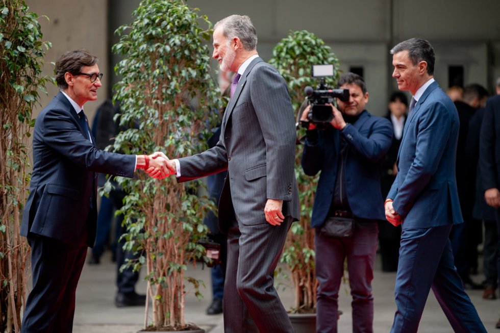 El Rey a su llegada al MWC junto al presidente del Gobierno, Pedro Sánchez y el presidente de la Generalitat, Salvador Illa.