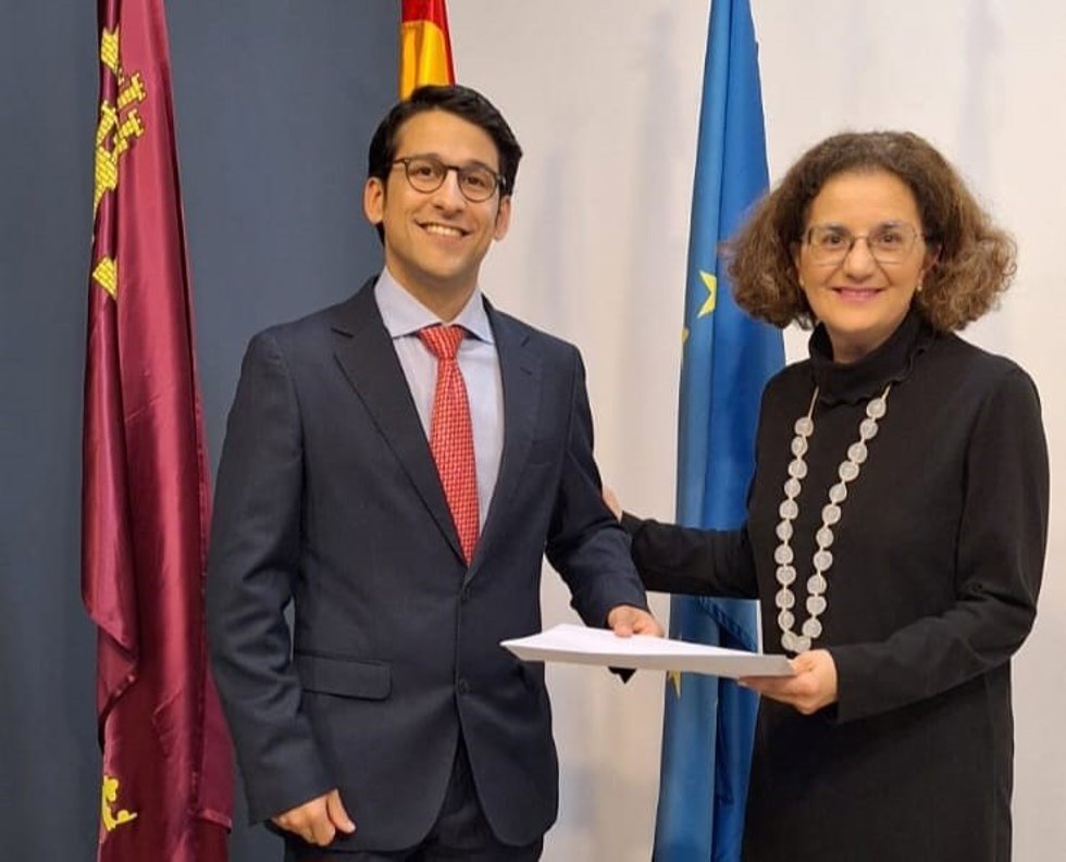 La responsable de Fundación Hefame, Enriqueta Fernández, entrega el premio