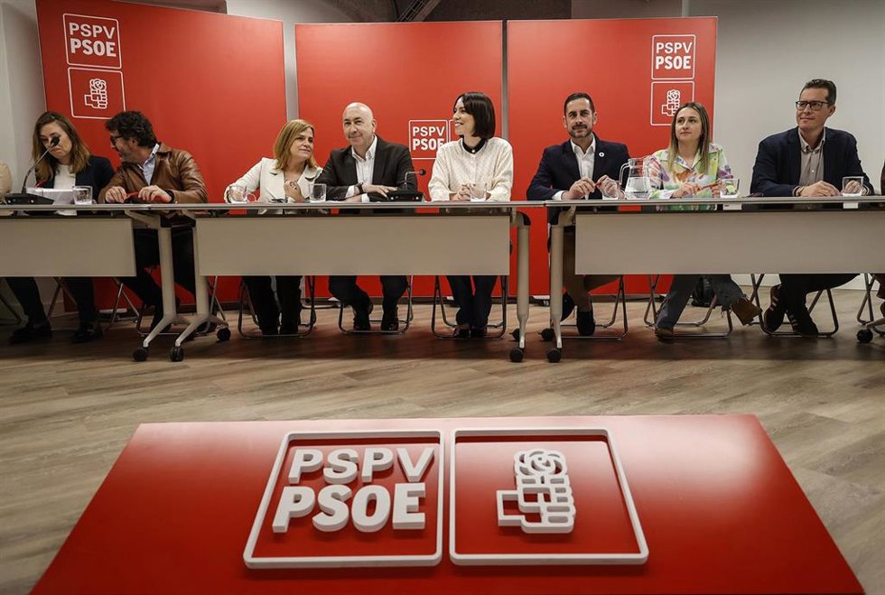 Archivo - (3I-D) La delegada del Gobierno, Pilar Bernabé, junto a cargos del PSPV