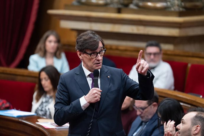 O presidente da Generalitat, Salvador Illa, durante uma sessão de controle ao Governo, no Parlamento, em 26 de fevereiro de 2025, em Barcelona, Catalunha (Espanha). O Parlamento debate a partir de hoje o decreto-lei de medidas urgentes no campo do conteúd