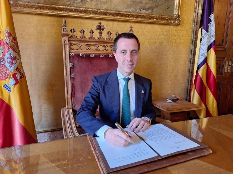 El presidente del Consell de Mallorca, Lloren Galmés, firma la carta dirigida al ministro de Asuntos Exteriores, José Manuel Albares, para solicitar la intervención de Frontex en la isla.